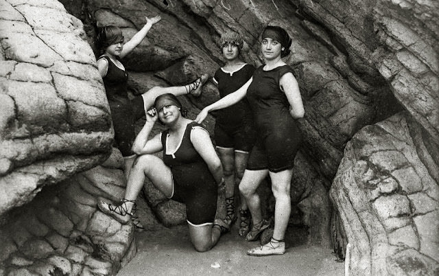 4 women wearing sleeveless fabric swimsuit, 1910