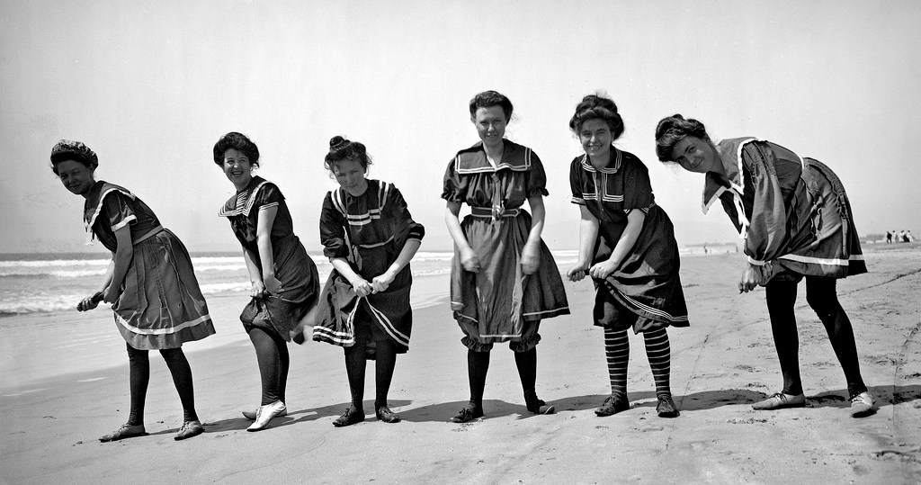 Turkish-style bloomers, 1910