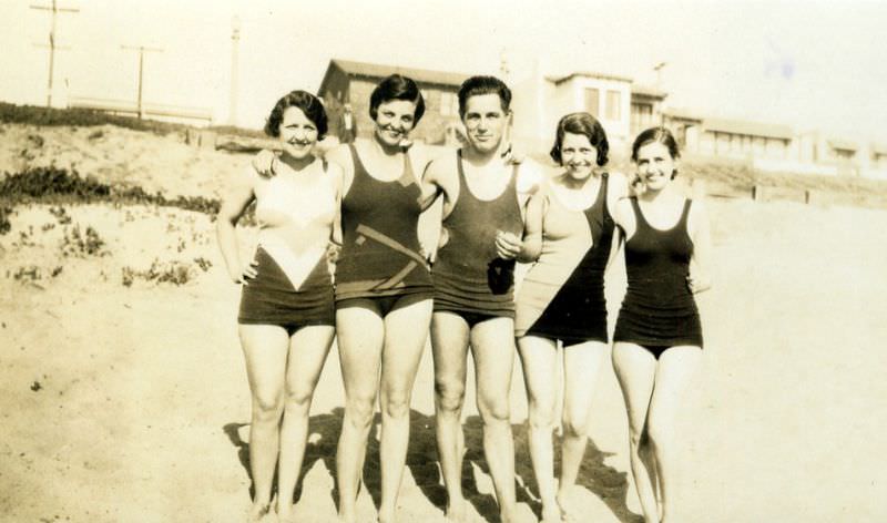 When Men's and Women's Swimwears Look the Same, 1920s