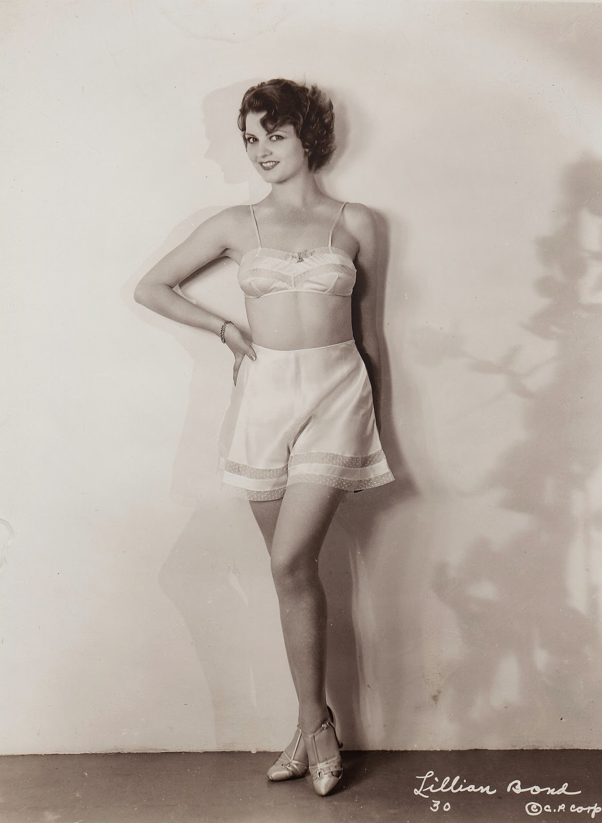 Lilian Bond, 1932