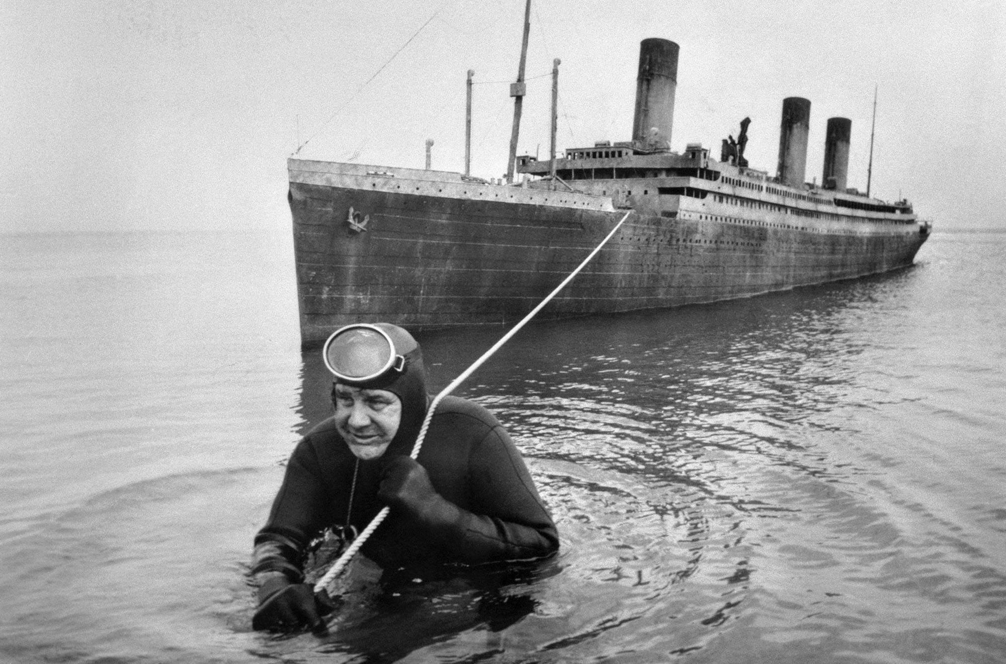 Professional frogman Courtney Brown tows a 55-foot scale model of the Titanic during work on the film "Raise the Titanic!", 1980