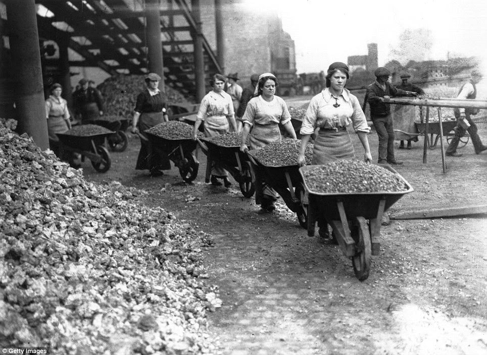 Women even took on tough, physical roles such as moving rubble, as seen in this photograph taken in Coventry during 1917.