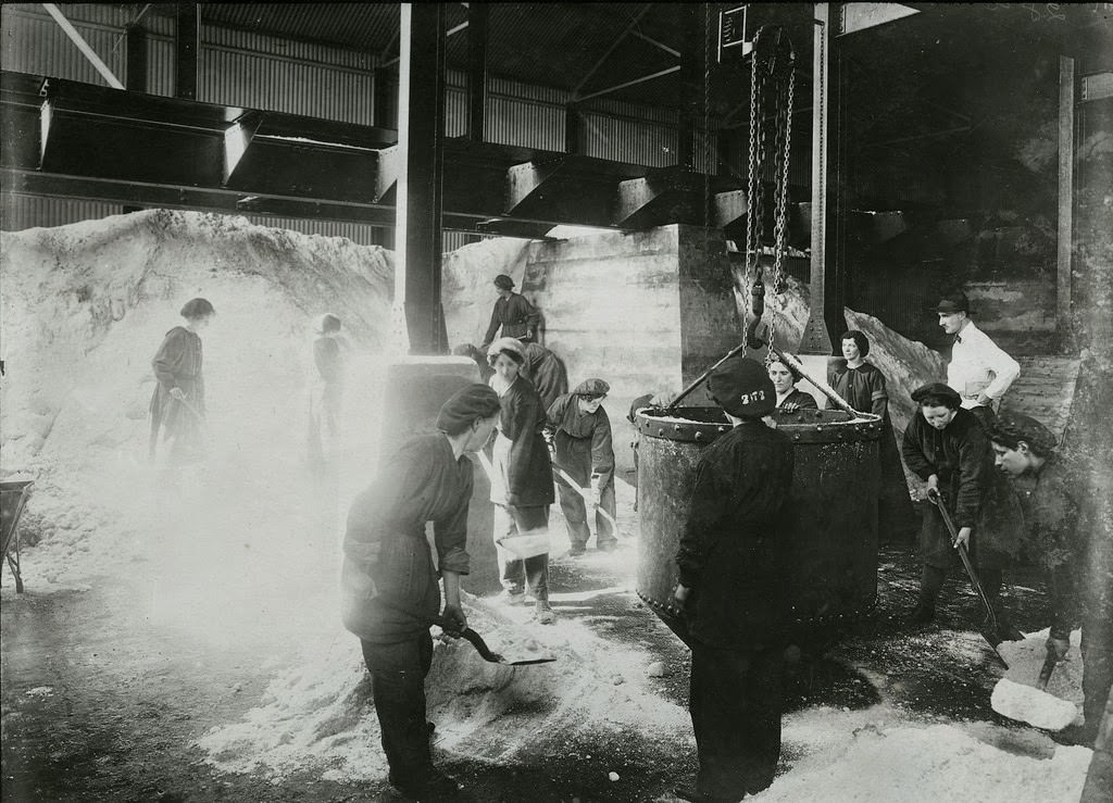 Women loading nitrate of soda into a skip