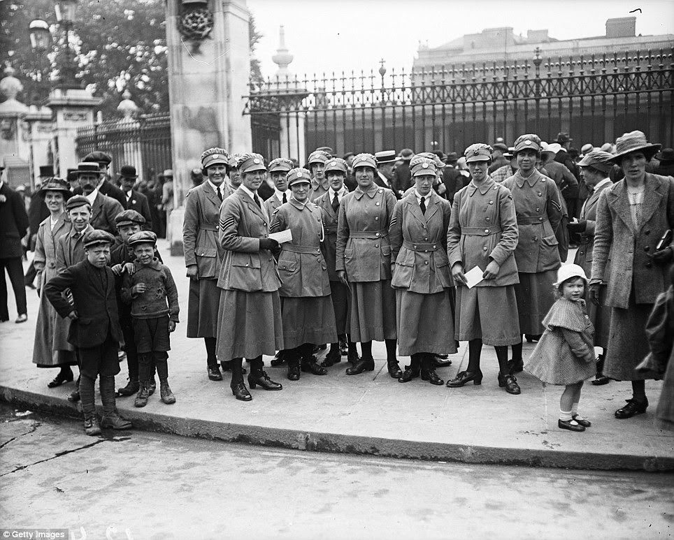 Members of the Women’s Royal Air Force arrive at Buckingham Palace, London, to attend a party for war workers in 1919.