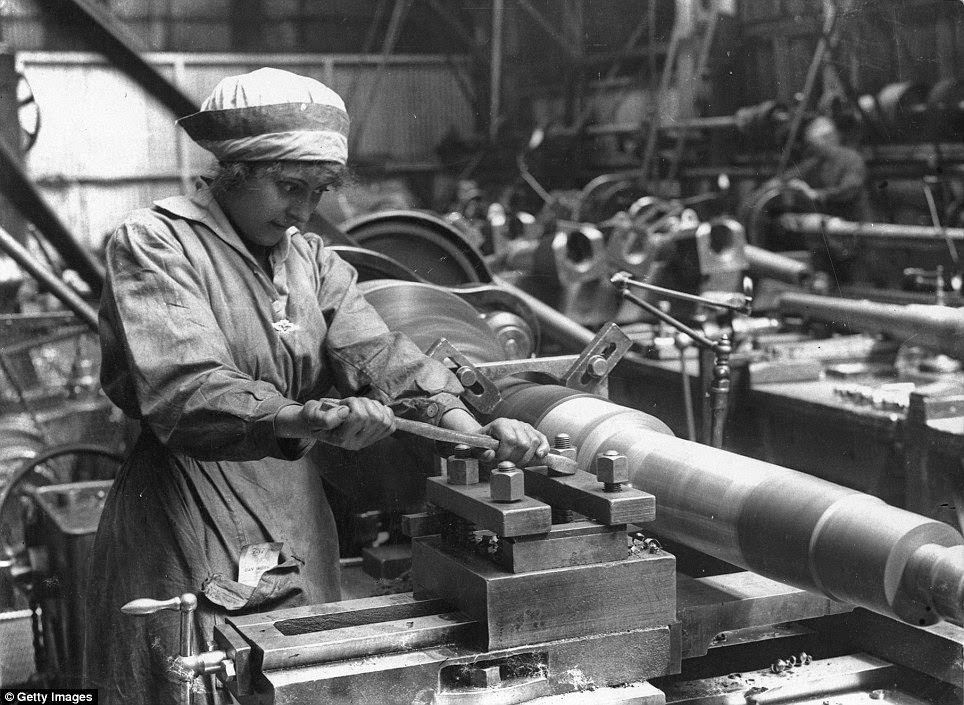 400 women died in munitions factories, between 1914 (when this image was taken) and 1918, when the war ended.