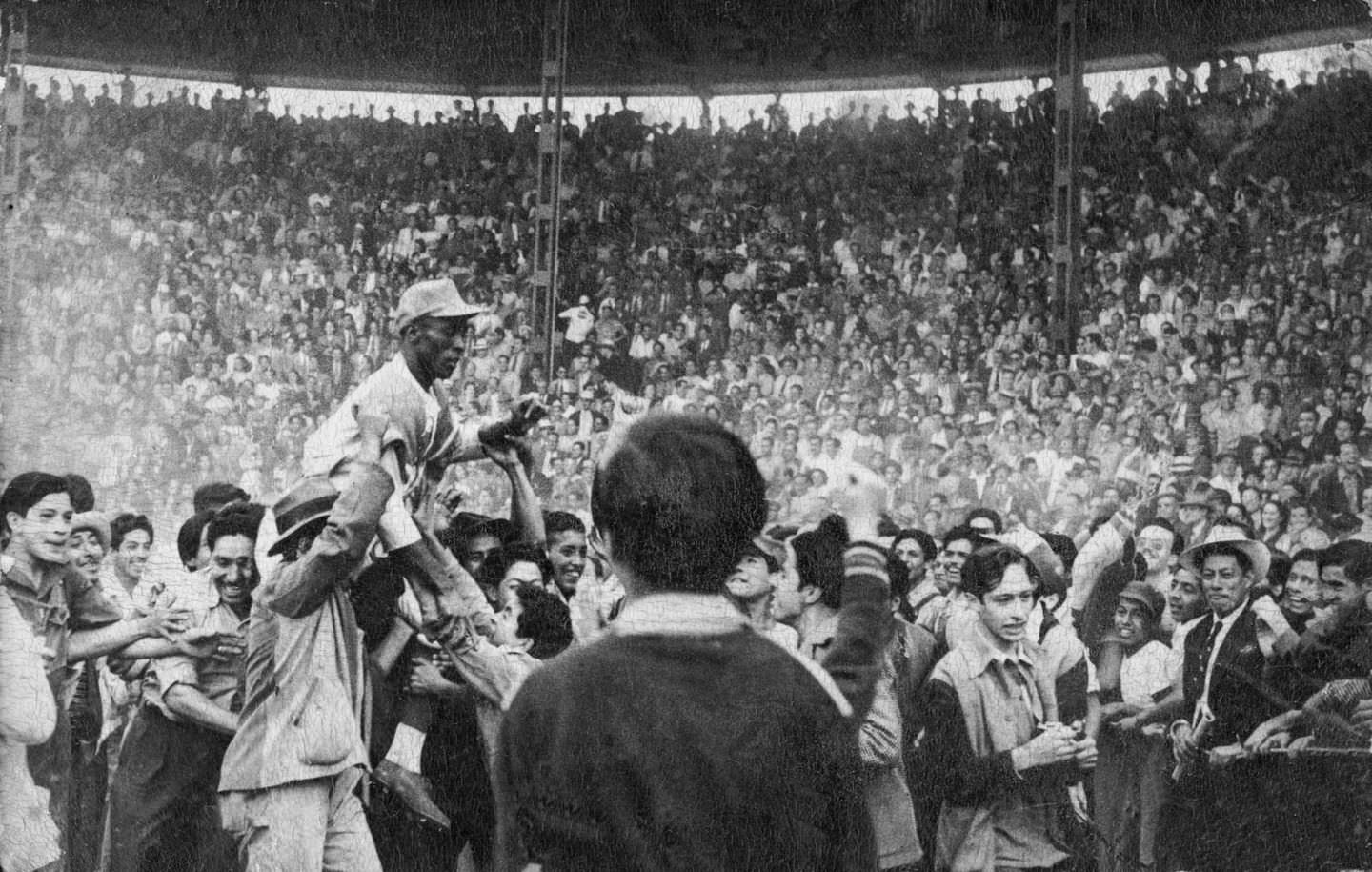 Carlos Colas, on the shoulders of the fans, celebrates an important but unknown Latin American baseball tournament around 1940