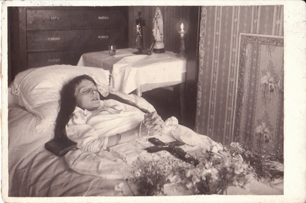 Flowers and religious statues were often used as props in post-mortem photos.