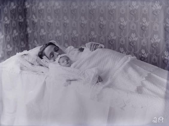 Mother and baby, probably died during childbirth