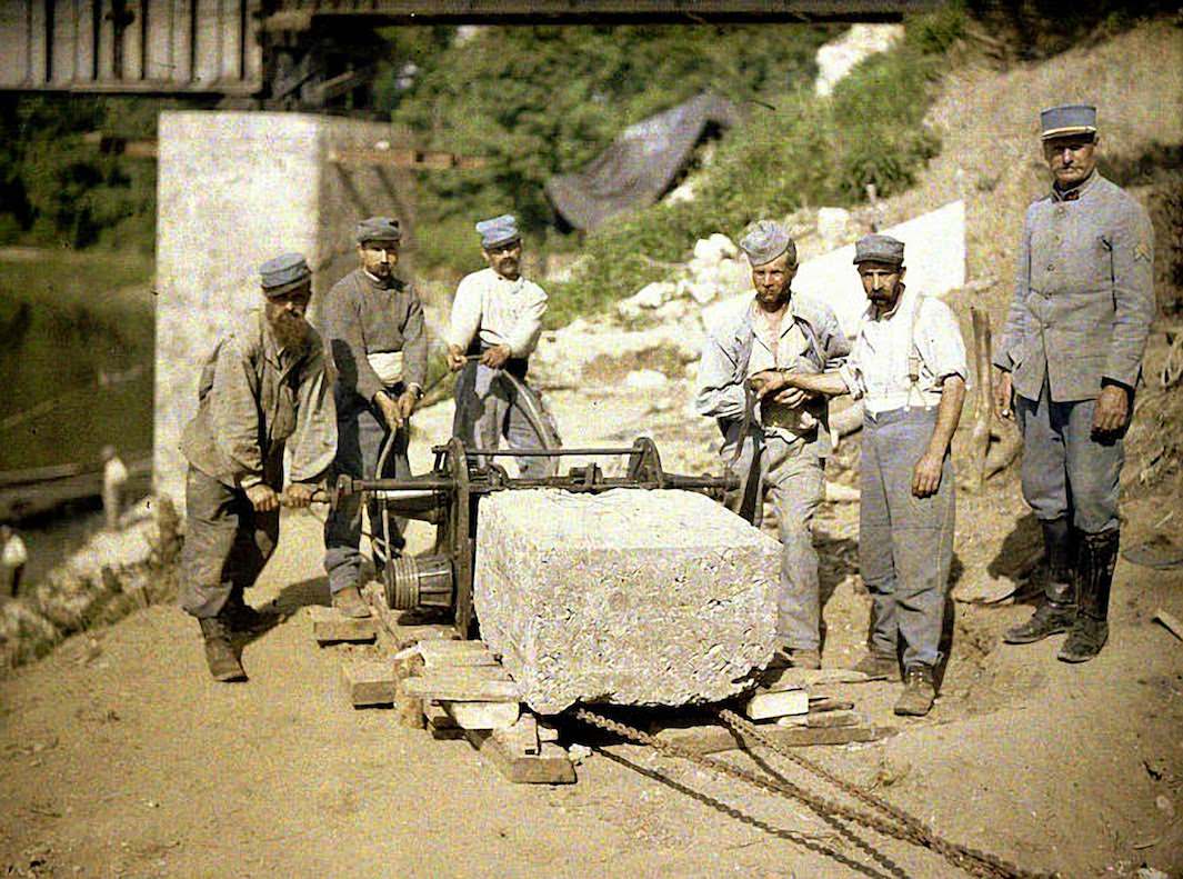 French soldiers move a heavy stone near the construction site at the bridge across the Aisne, 1917.