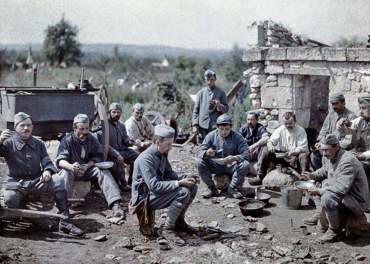 French soldiers of the 370th Infantry Regiment eat soup during the battle of the Aisne, 1917