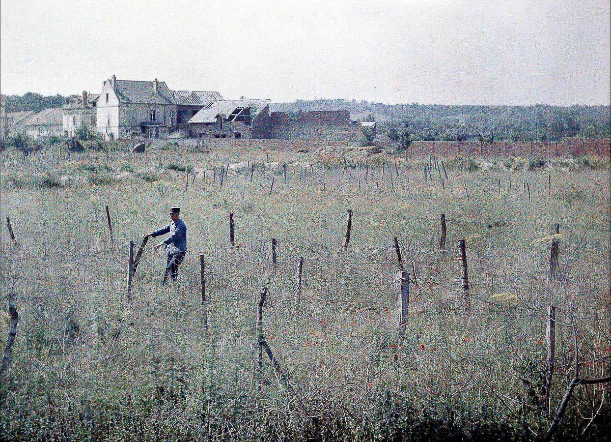 A French officer inspects the barbed wire around French positions in Soissons, 1917
