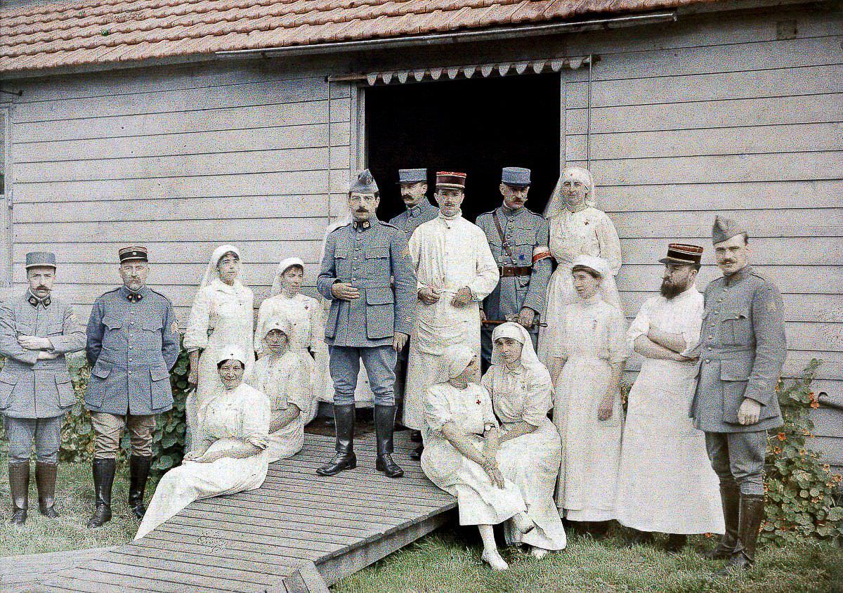 Doctors, nurses and medical personnel in front of field hospital 55 in Bourbourg, France, 1917