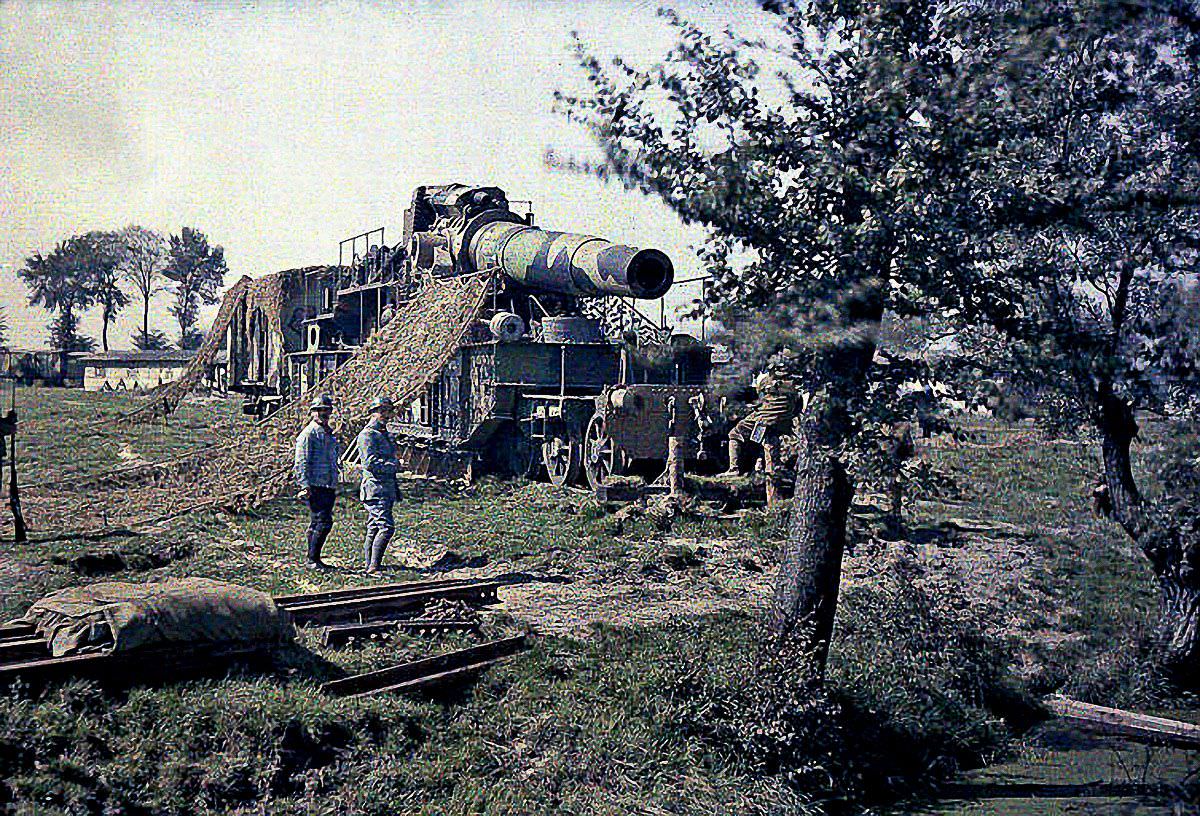 French soldiers camouflage a 370mm railway gun near the Western Front, 1917