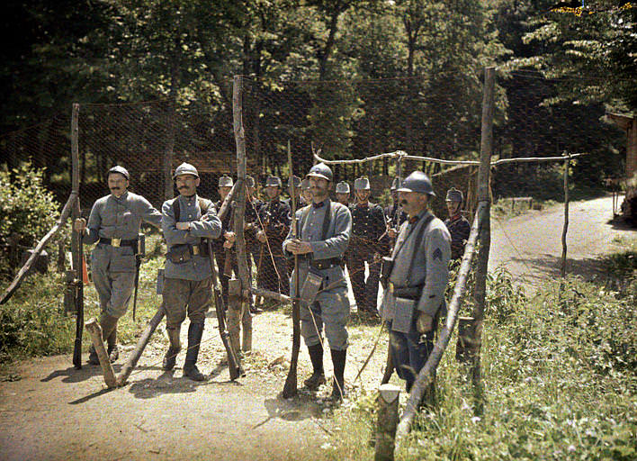 At the Swiss border: French and Swiss military soldiers separated by fences. France, 1917