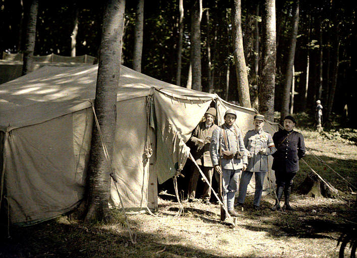 Cloakroom guard of the theater to the armies. 1917, France