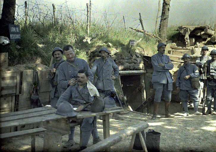 Frontline trench group of hairy in front of the entrance of a shelter: the haircut. France, 1917