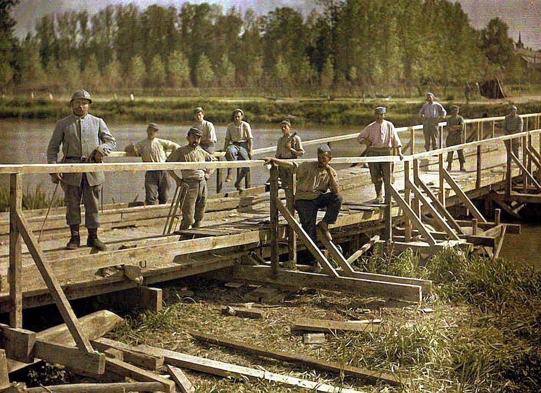 French soldiers from a special unit build a wooden bridge across the Aisne, 1917.