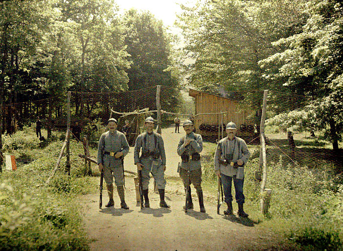 At the Swiss border: four French soldiers in front of the fence, marking the border. Basically, Swiss soldiers. France, 1917