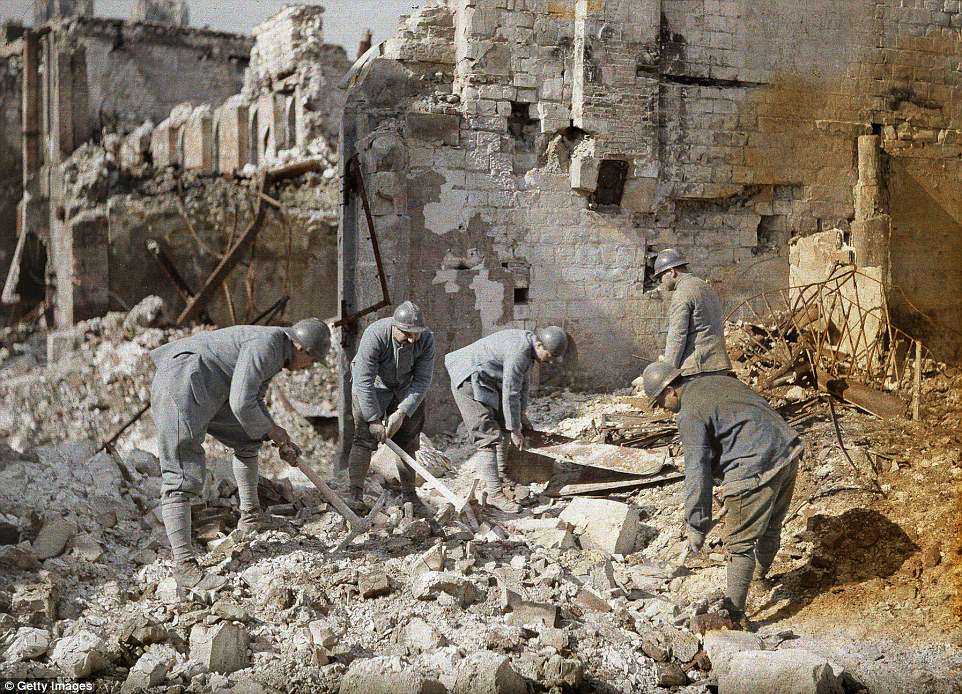 French soldiers clearing the rubble in the ruins of Reims, in 1917