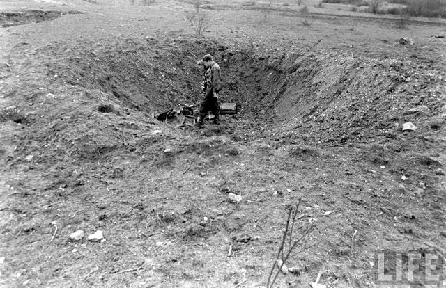 50+ Photos That Capture Honeymoon Of A Couple On Battlefields of WWII