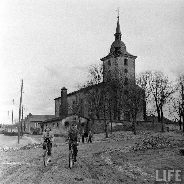 50+ Photos That Capture Honeymoon Of A Couple On Battlefields of WWII