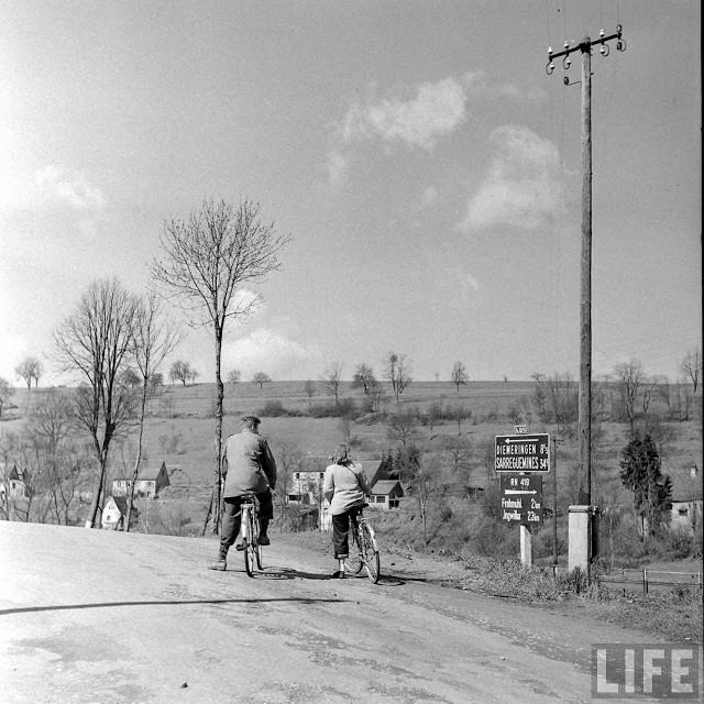 50+ Photos That Capture Honeymoon Of A Couple On Battlefields of WWII