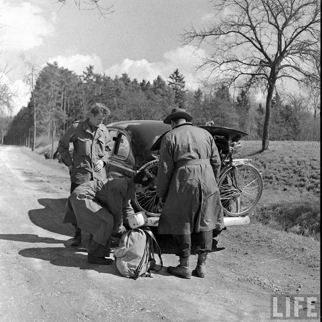 50+ Photos That Capture Honeymoon Of A Couple On Battlefields of WWII