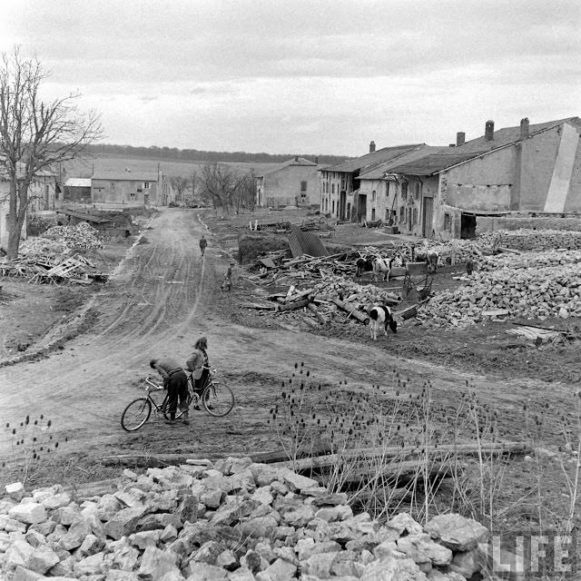 50+ Photos That Capture Honeymoon Of A Couple On Battlefields of WWII