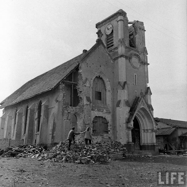 50+ Photos That Capture Honeymoon Of A Couple On Battlefields of WWII