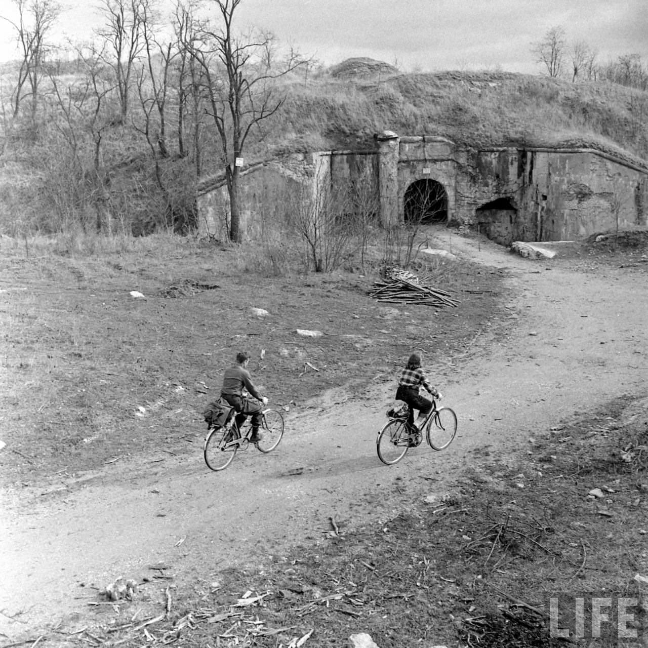 50+ Photos That Capture Honeymoon Of A Couple On Battlefields of WWII