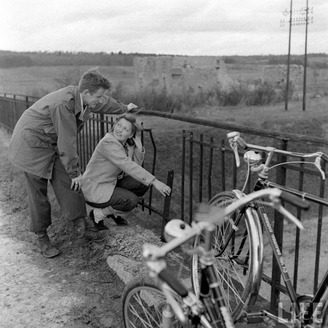 50+ Photos That Capture Honeymoon Of A Couple On Battlefields of WWII