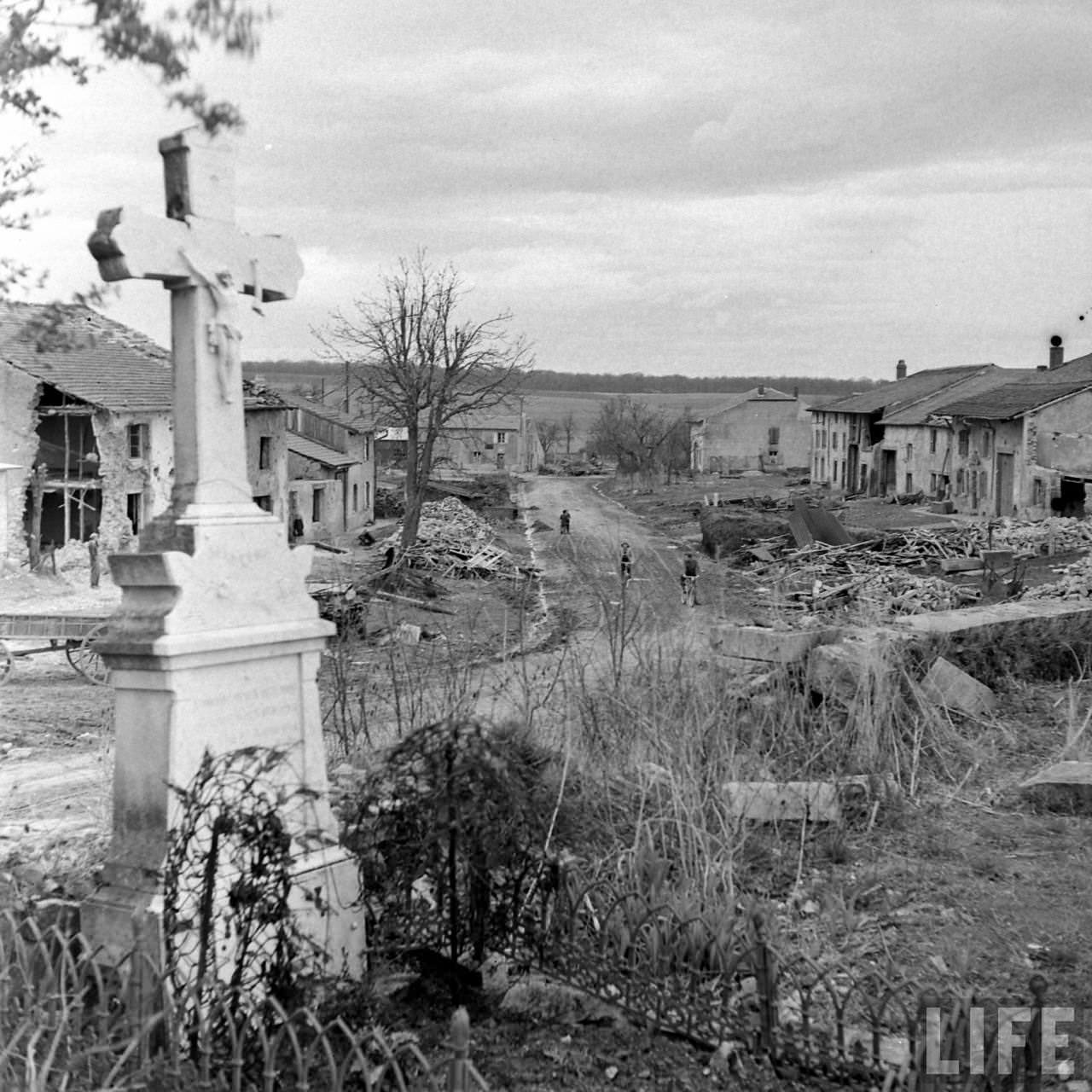 50+ Photos That Capture Honeymoon Of A Couple On Battlefields of WWII