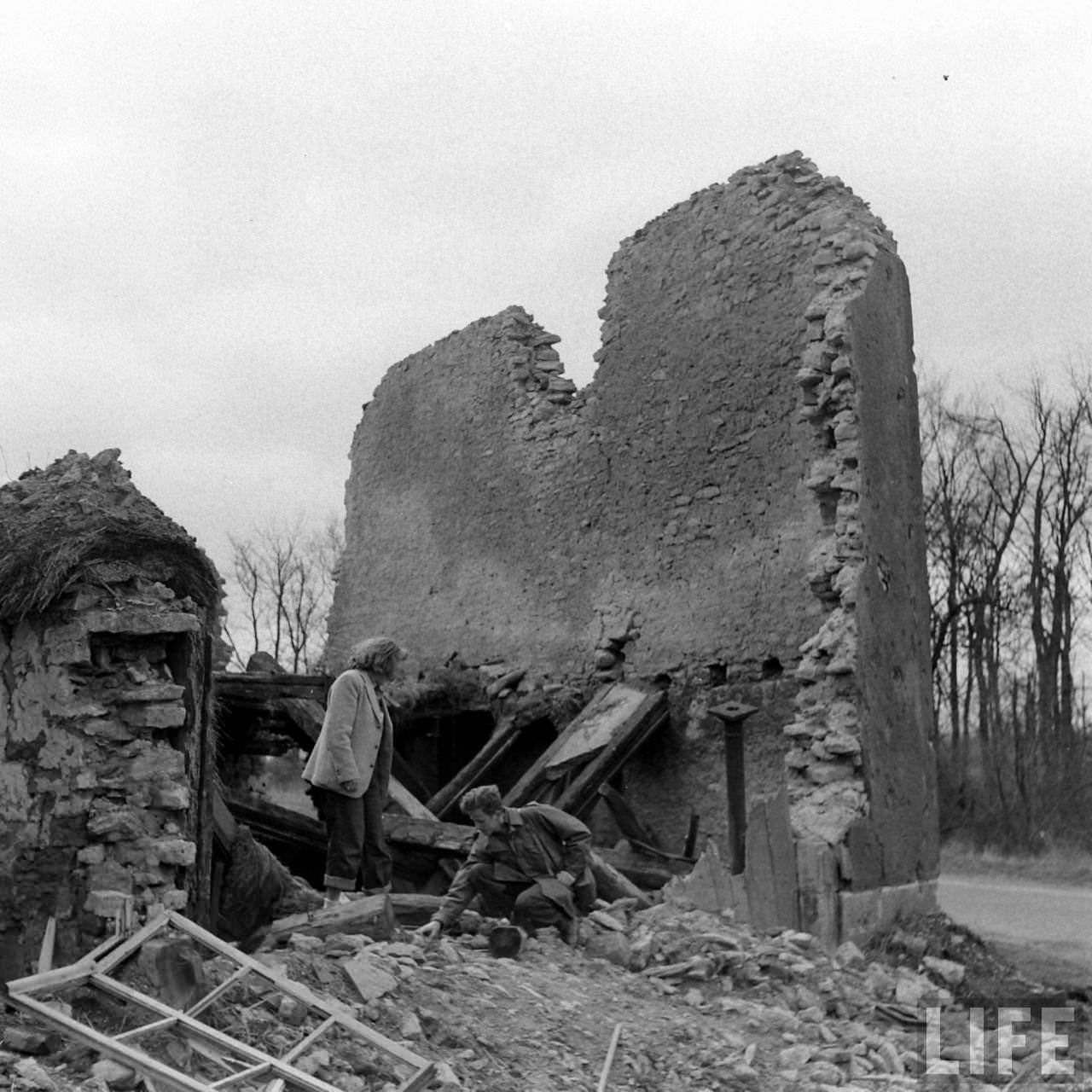 50+ Photos That Capture Honeymoon Of A Couple On Battlefields of WWII