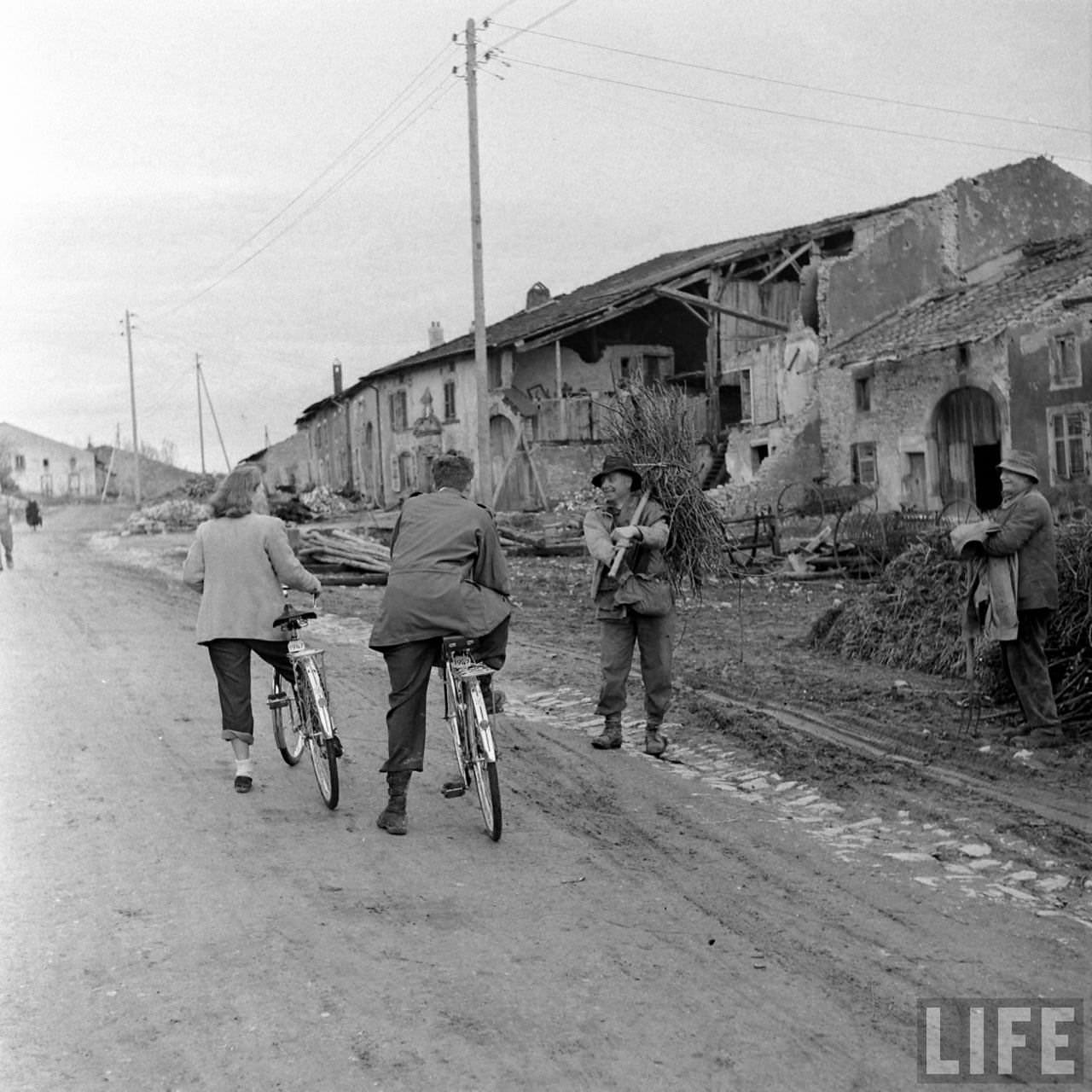 50+ Photos That Capture Honeymoon Of A Couple On Battlefields of WWII