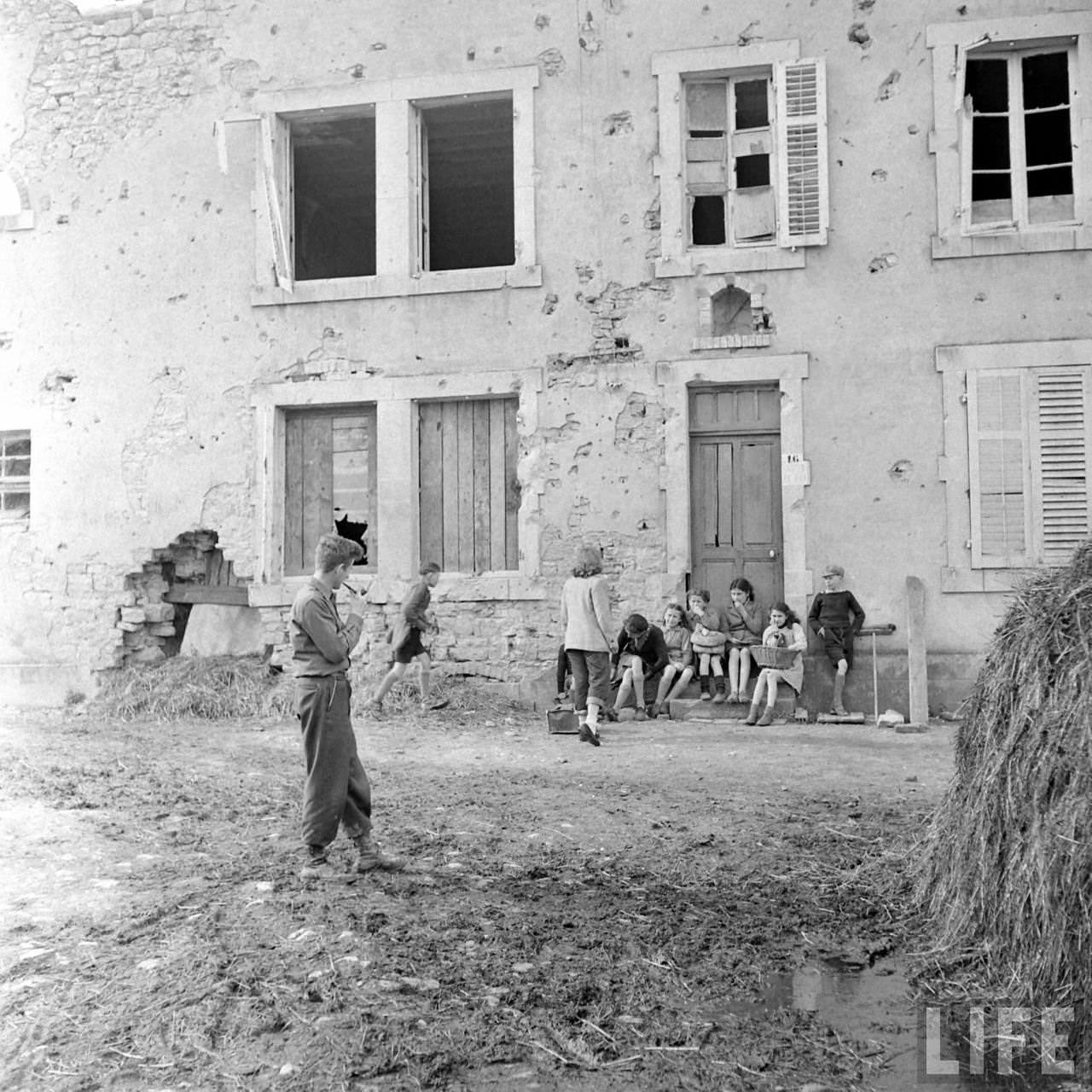 50+ Photos That Capture Honeymoon Of A Couple On Battlefields of WWII