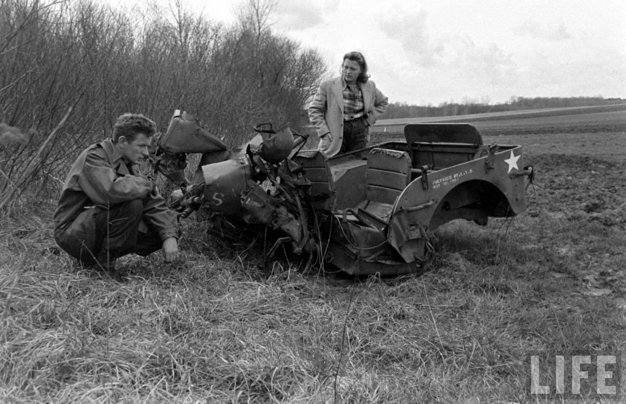 50+ Photos That Capture Honeymoon Of A Couple On Battlefields of WWII