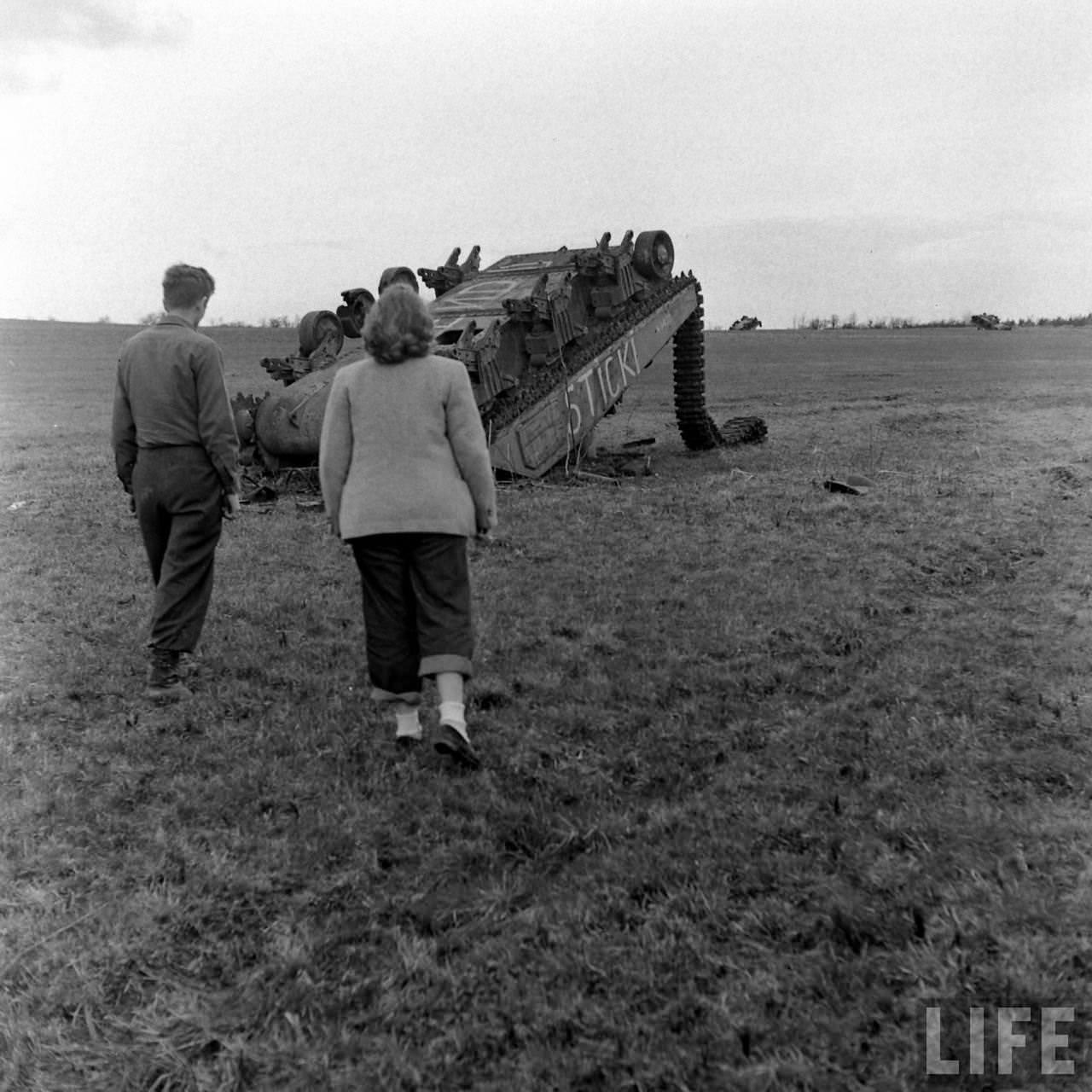 50+ Photos That Capture Honeymoon Of A Couple On Battlefields of WWII