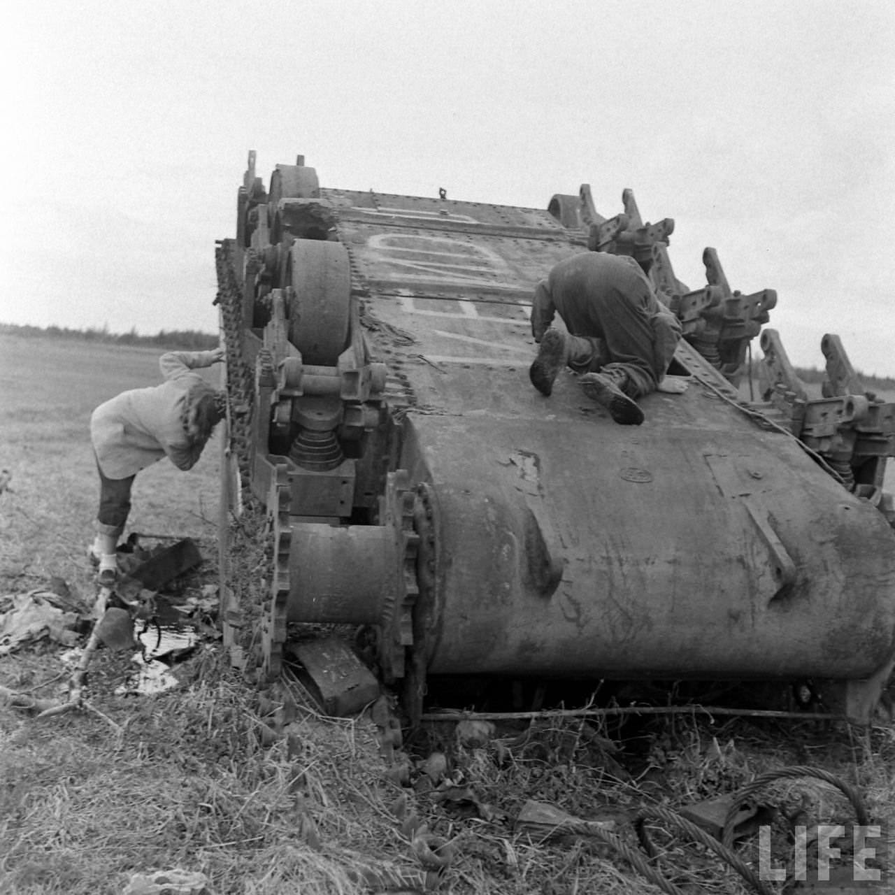 50+ Photos That Capture Honeymoon Of A Couple On Battlefields of WWII