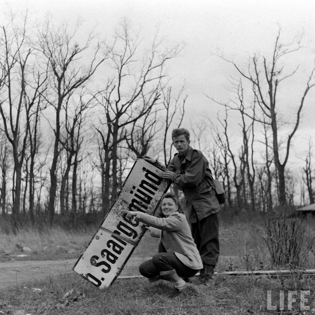 50+ Photos That Capture Honeymoon Of A Couple On Battlefields of WWII