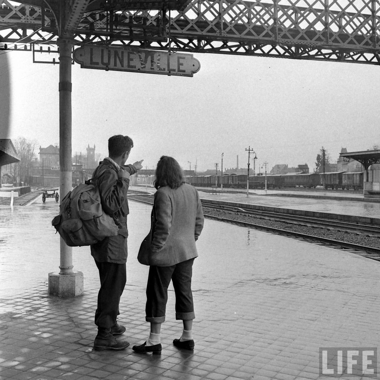 50+ Photos That Capture Honeymoon Of A Couple On Battlefields of WWII