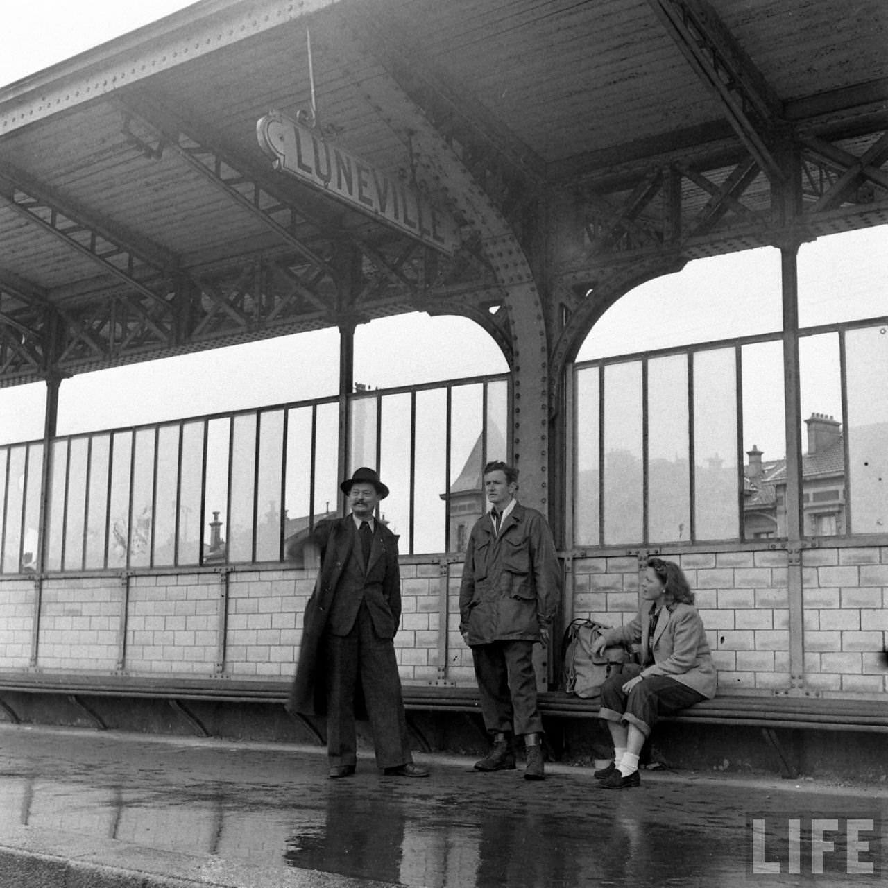 50+ Photos That Capture Honeymoon Of A Couple On Battlefields of WWII