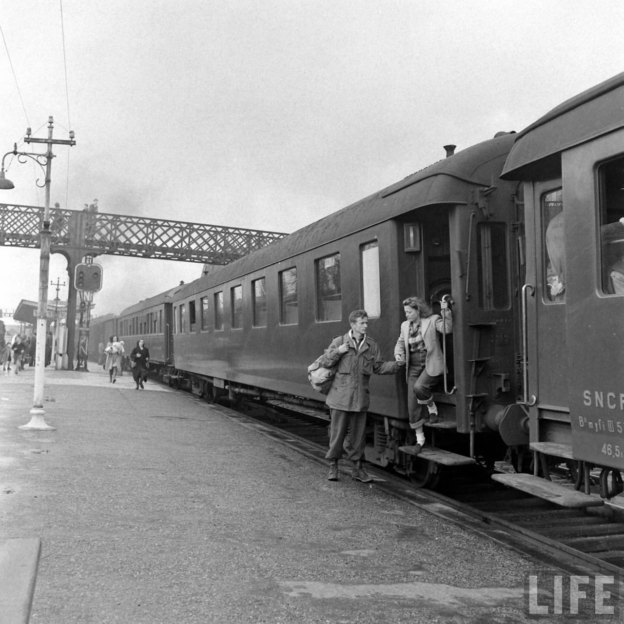 50+ Photos That Capture Honeymoon Of A Couple On Battlefields of WWII