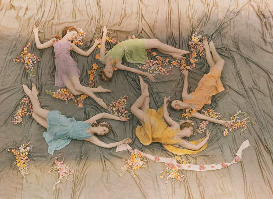 A group of dancers perform at the Mississippi, 1937