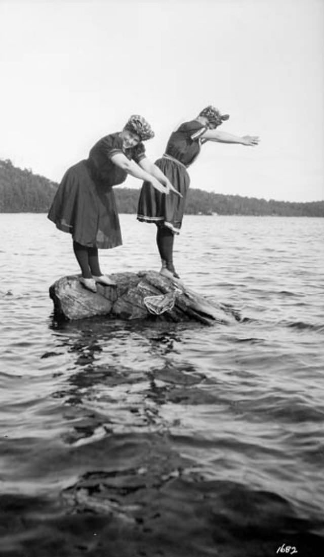 Bathing beauties, 1909