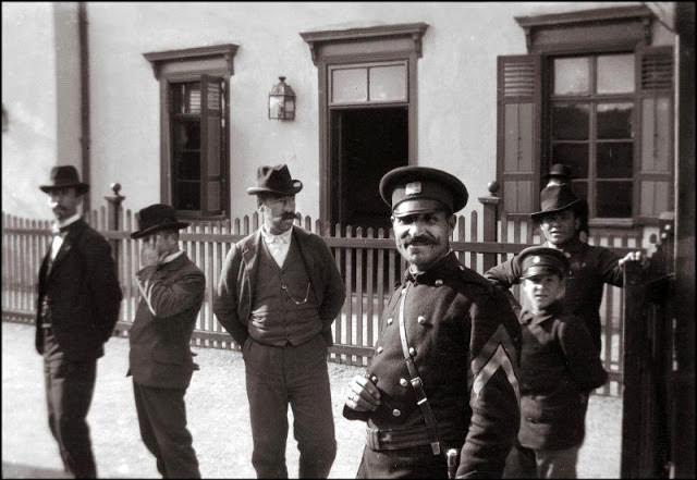 The friendly conductor in the Balkans, 1903