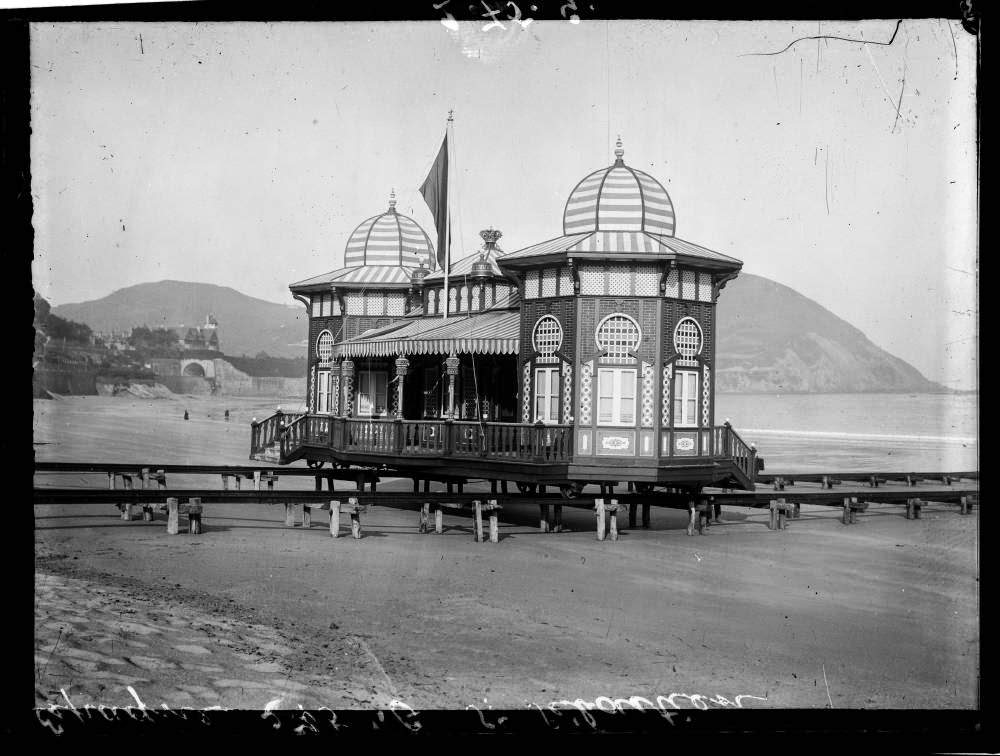 Going Swimming On Wheels: 50+ Historic Photos Of Bathing Machines From Victorian Era