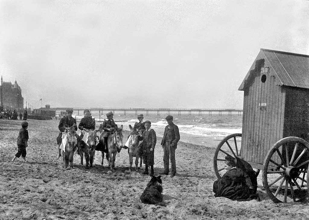 Going Swimming On Wheels: 50+ Historic Photos Of Bathing Machines From Victorian Era