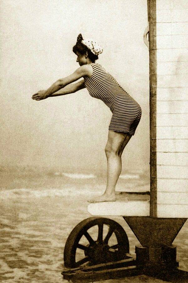 Going Swimming On Wheels: 50+ Historic Photos Of Bathing Machines From Victorian Era
