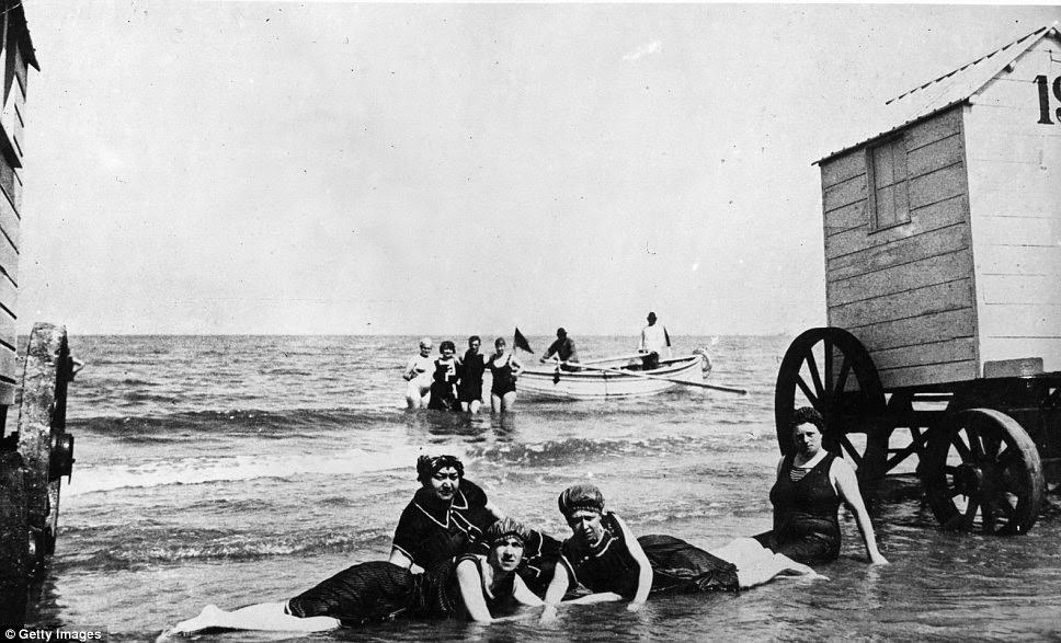 Megy úszni a kerekeken: 50+ történelmi fotó a fürdõgépekről a viktoriánus korszakból