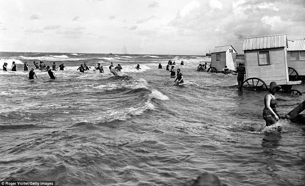 Megy úszni a kerekeken: 50+ történelmi fotó a fürdõgépekről a viktoriánus korszakból